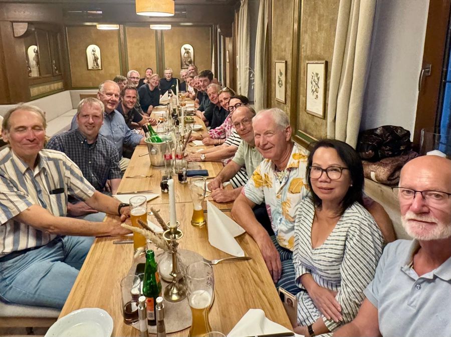 Die Teilnehmer der Alpeneinweisung beim gemeinsamen Abendessen