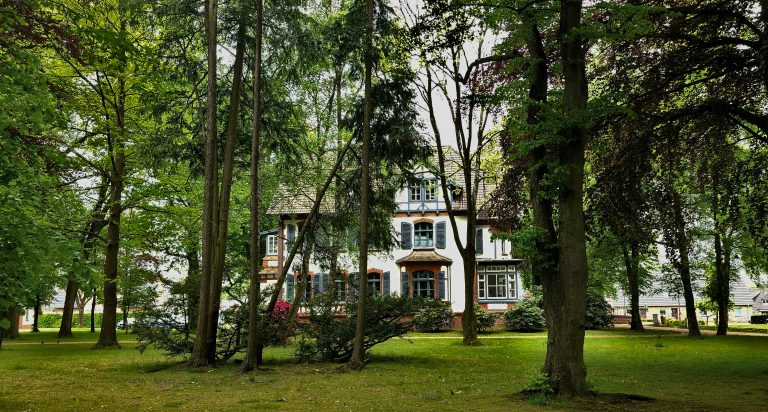 Das Rathaus von Hohenlockstedt im Park