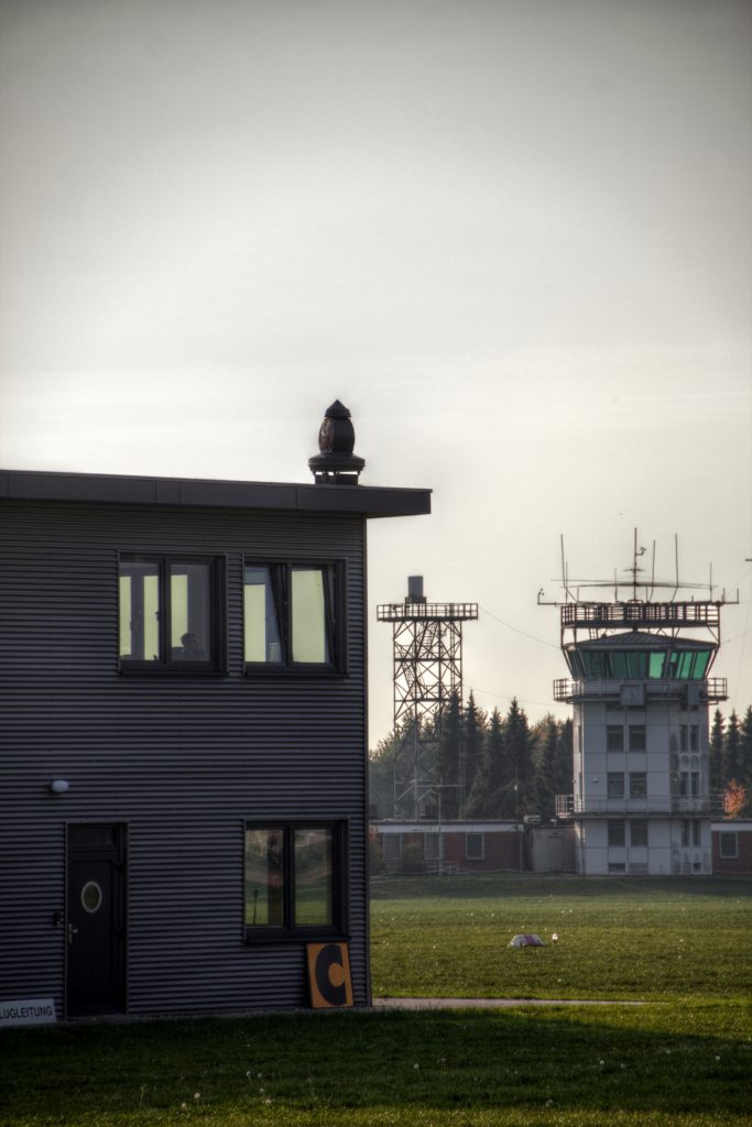 Alter und neuer Tower auf dem Flugplatz Hungriger Wolf